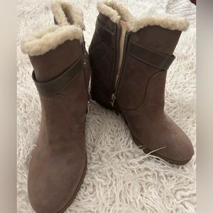 Suede and sherpa wedge winter booties. Rubber sole. Taupe.